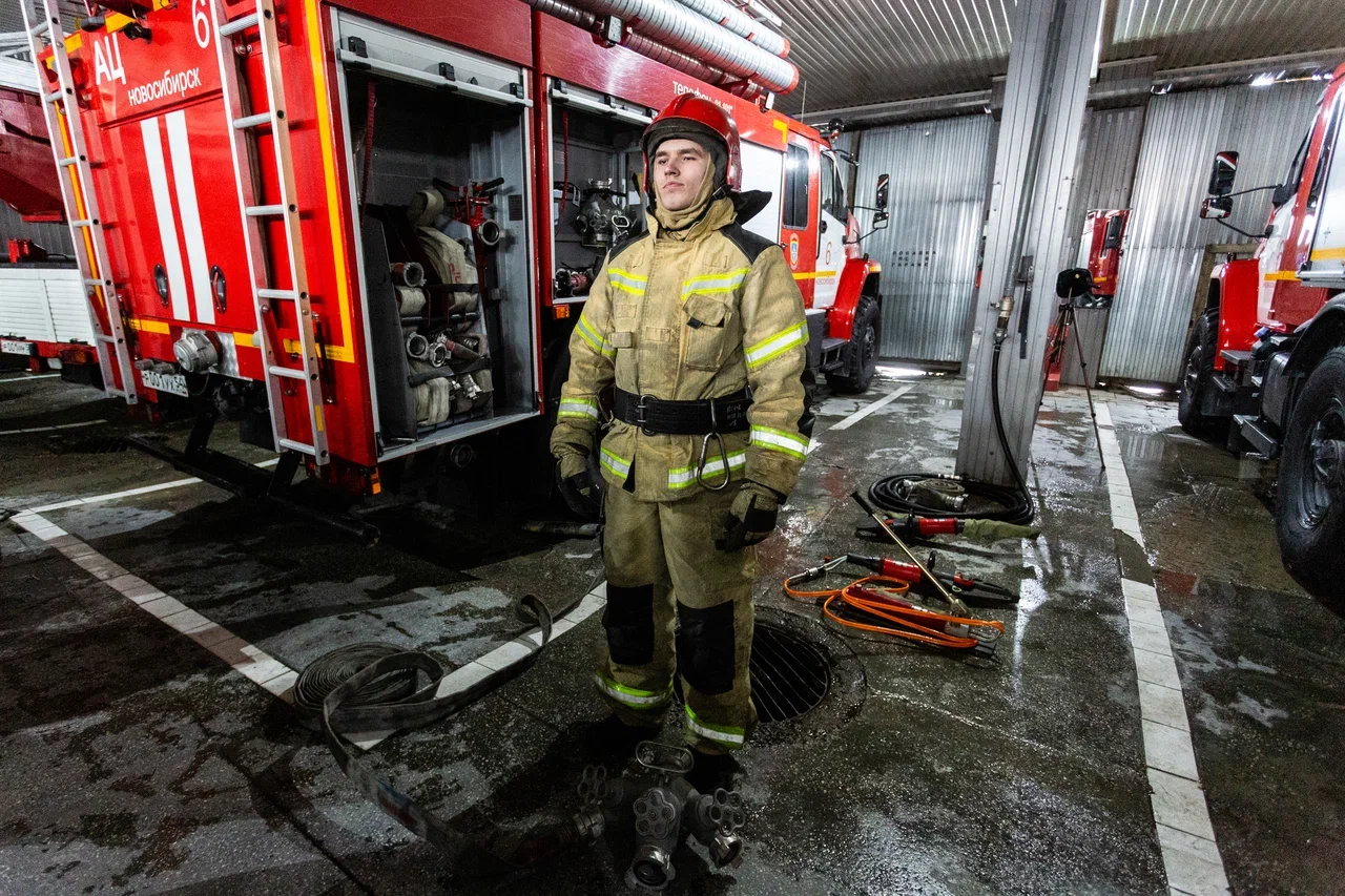 ЧП в Кировском районе Новосибирска: пожарные боролись с огнем в частном доме