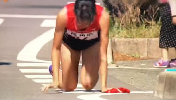 Японская бегунья ползла до финиша со сломанной ногой, чтобы передать эстафету