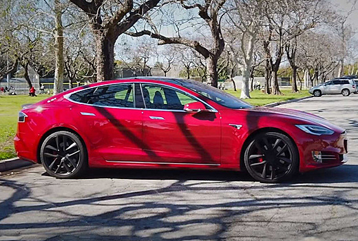 Женщина угнала разряженную Tesla Model S