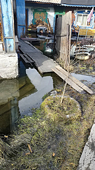 Затоплена набережная на въезде в город Петропавловск на севере Казахстана