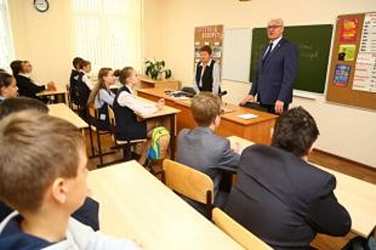 Сергей Брилка провел урок истории Приангарья для семиклассников Иркутска