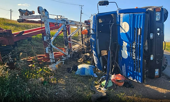 Водитель опрокинул автокран в Сарапульском районе