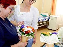 Пациентам оренбургской больницы им. Н.И. Пирогова подарили цветы и подарки