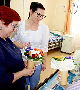 Пациентам оренбургской больницы им. Н.И. Пирогова подарили цветы и подарки
