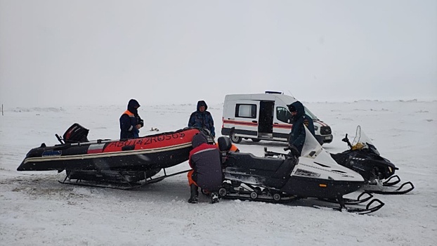 На Сахалине спасли 12 рыбаков: сняли с оторвавшейся льдины