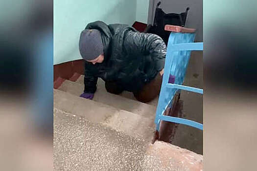 Женщине с инвалидностью из Соликамска, заползающей в подъезд, отказали в пандусе