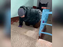 Женщине с инвалидностью из Соликамска, заползающей в подъезд, отказали в пандусе