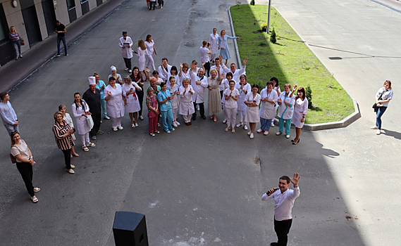 Курские артисты поздравили врачей областной больницы с Днём медработника