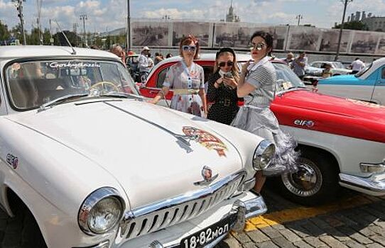 «Волги» и «Чайки» на старте: в Москве устроили ралли раритетных авто