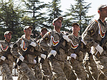 Югоосетинские и российские военные маршировали в центре Цхинвала