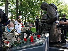 Под Зеленоградском на месте захоронения павших в 1945-м бойцов открыли памятник (фото)