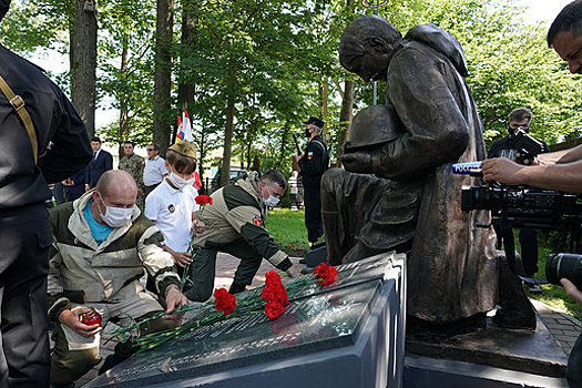 Под Зеленоградском на месте захоронения павших в 1945-м бойцов открыли памятник (фото)