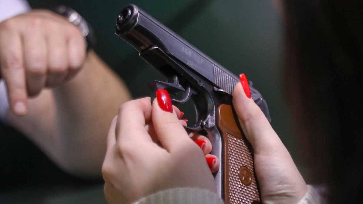Смотри, ща: москвичка случайно застрелилась, играясь с пистолетом парня