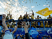 Тысячи болельщиков приняли участие в чемпионском параде "Зенита" в Санкт-Петербурге