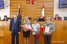 Победителей конкурсов, посвященных 75-летию Победы, наградили в ЗакСобрании