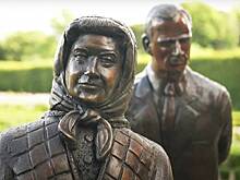 Британцы высмеяли новый памятник королеве Елизавете