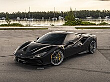 Черный как смоль Ferrari F8 Tributo хорошо смотрится с темными многоспицевыми вторичными колесами