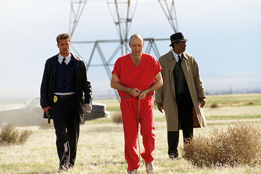 «Семь», Дэвид Финчер (1995).  Психологический триллер «Семь» получил признание критиков и большое количество премий. Спейси сыграл в картине серийного убийцу Джона Доу, чьи преступления расследуют главные герои — детективы Дэвид Миллз (Брэд Питт) и Уильям Сомерсет (Морган Фриман). Вся рекламная кампания проводилась без упоминания Спейси, чтобы зрителям было труднее идентифицировать убийцу.