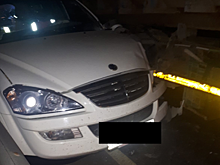 SSangYong застрял между КамАЗом и отбойником