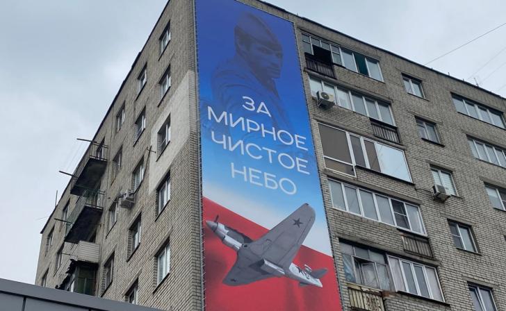 В Курске на баннере ко Дню Победы разместили фото солдата из 70-х