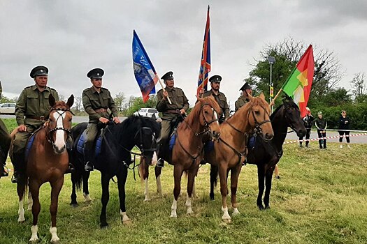 В Зерноградском районе встретили конный переход донских казаков