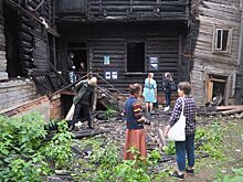 «Можно я здесь пересижу»: необычная выставка открылась на стенах сгоревших нижегородских домов