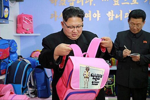 Пользователи Reddit устроили фотобатл из-за снимка лидера КНДР с розовым рюкзаком