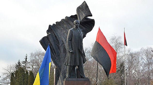 На Украине облили краской памятник Бандере