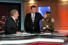 Австралийская телеведущая ловко увернулась от поцелуя коллеги