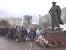 Тюменцы возложили цветы к памятнику Федюнинскому