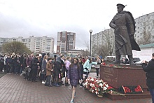 Тюменцы возложили цветы к памятнику Федюнинскому