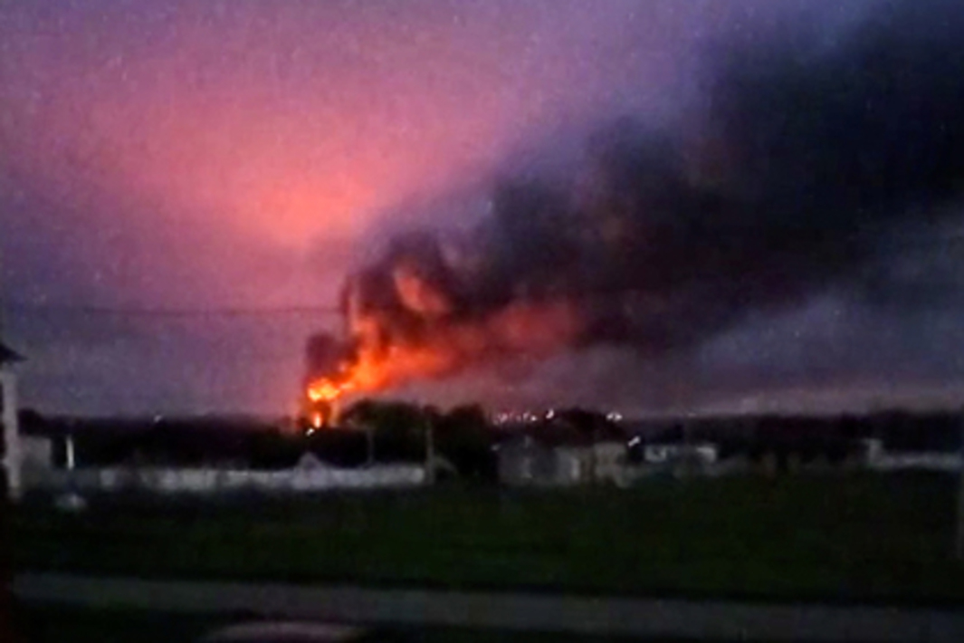 Серебристые облака днем. Курск ночью. Пожар деревня коренево. Хлопки в курске что были. Пожар сегодня ночью в курске.