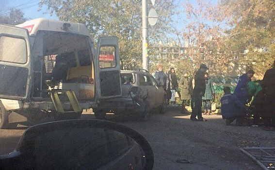 Двух пешеходов сбила иномарка в Новосибирске