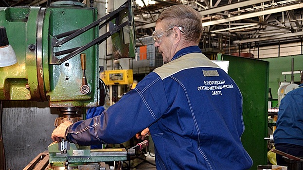 Лучший фрезеровщик области работает на Вологодском оптико-механическом заводе