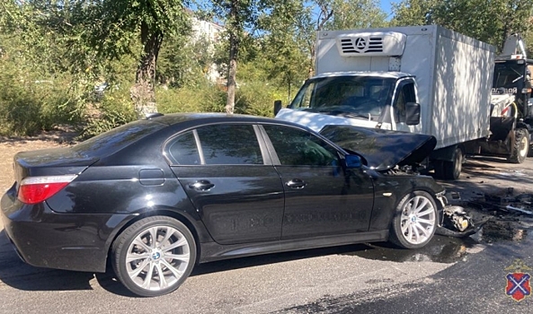 В Волгограде одновременно столкнулись две легковушки, «Газель» и экскаватор
