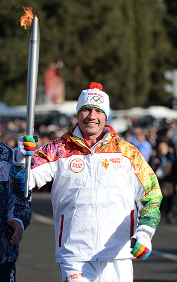 Роман Костомаров во время эстафеты Олимпийского огня в Сочи, 2014 год