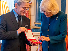 Искусство выше всего: королева-консорт Камилла Паркер-Боулз вручила примию Елизаветы II Михаилу Барышникову