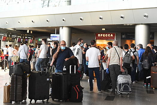 Москвичи выстроились в очередь у офиса Turkish Airlines для обмена билетов