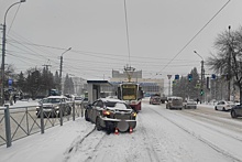 В Новосибирске Mazda сбила отца и ребенка, ожидавших трамвай на остановке