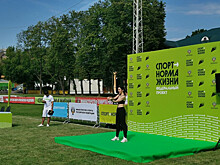 Евгения Медведева стала первым послом проекта «Спорт — норма жизни» и провела зарядку
