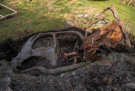 Автомобиль Ford «похоронили» на заднем дворе, где он пролежал 50 лет