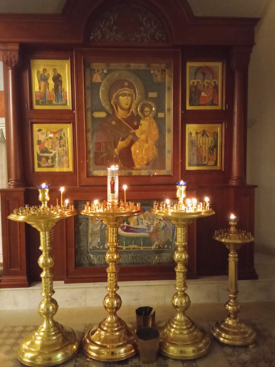 Мать пропавшей в Дагестане спортсменки Анны Цомартовой молится в храме Ростова