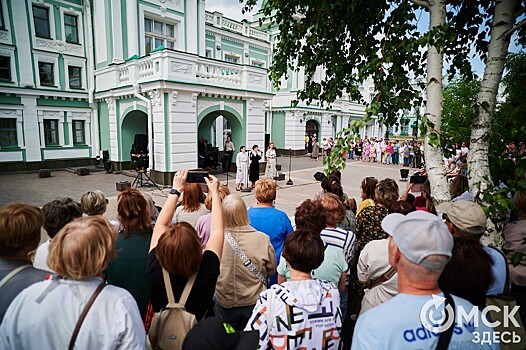 Творчество во имя памяти. Артисты Омской драмы выступили под открытым небом