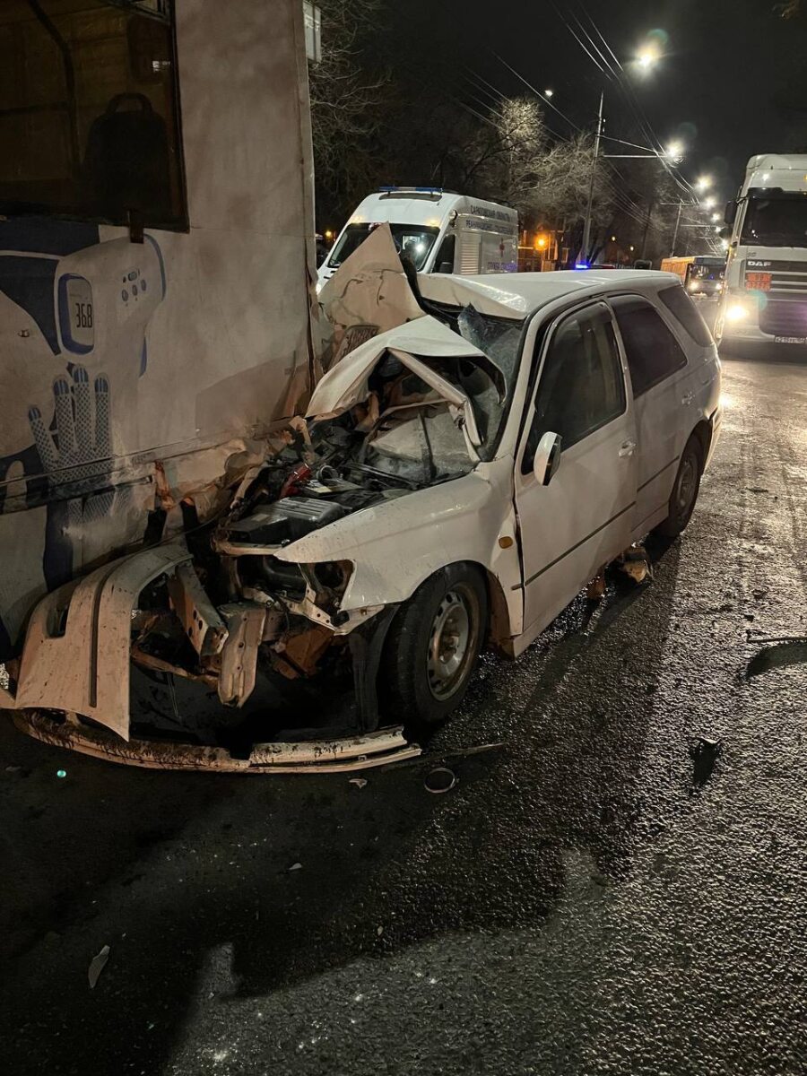 В столкновении с трамваем в Саратове пострадал 19-летний водитель иномарки