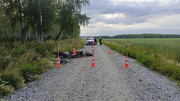 Три тюменских подростка пострадали при столкновении мопеда и мотоцикла