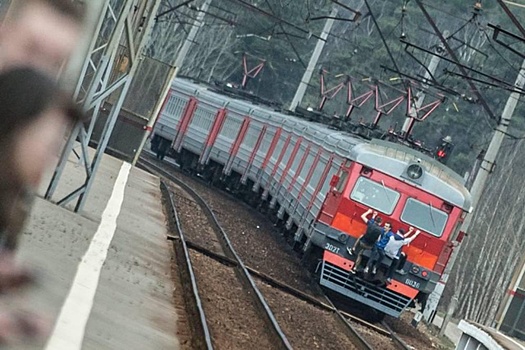 В Москве подросток-зацепер сорвался с поезда и погиб