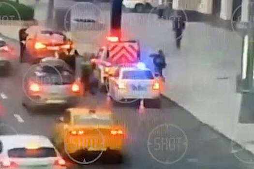 В Москве мужчина в неадекватном состоянии пробежался по  машине ДПС