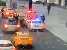 В Москве мужчина в неадекватном состоянии пробежался по  машине ДПС