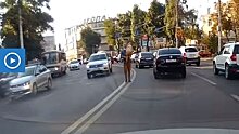 В центре Воронежа мужчина с дочкой на руках разгуливал посередине проезжей части