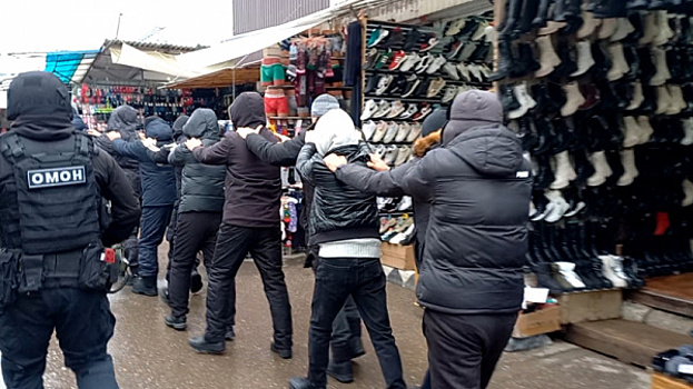 В Самаре полиция и ОМОН провели борьбу с нелегалами на рынках